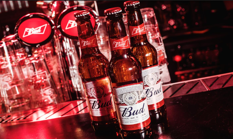 Drie flesjes Bud bier op de bar in de horeca